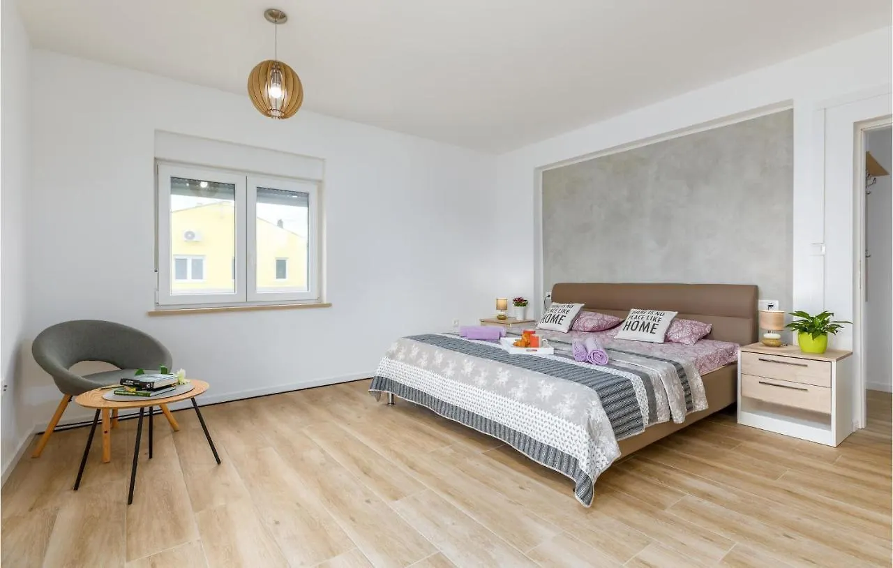 Nice Home In Majmajola With Outdoor Swimming Pool Butkovići 0*,  クロアチア