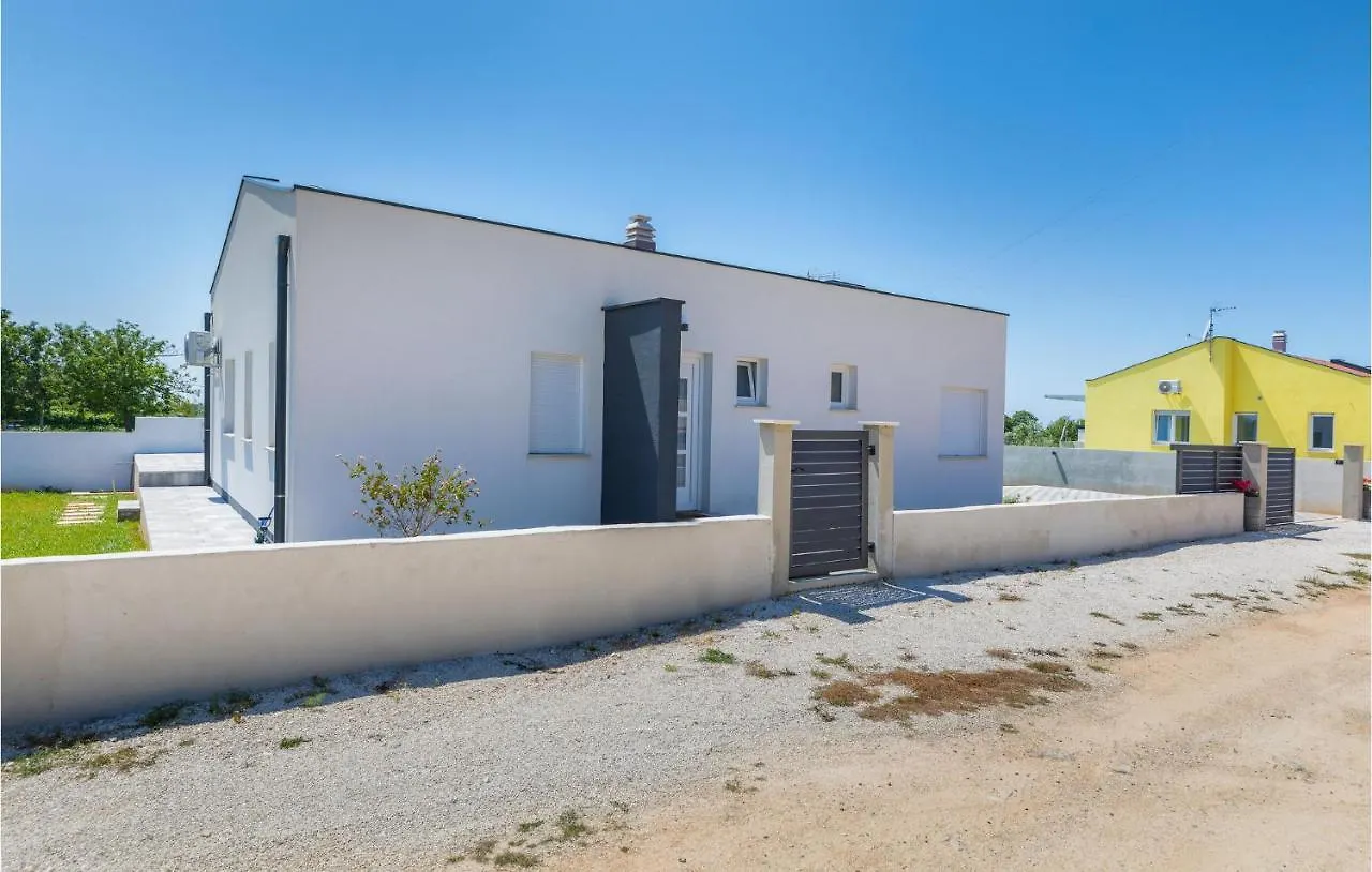 Nice Home In Majmajola With Outdoor Swimming Pool Butkovići 0*,