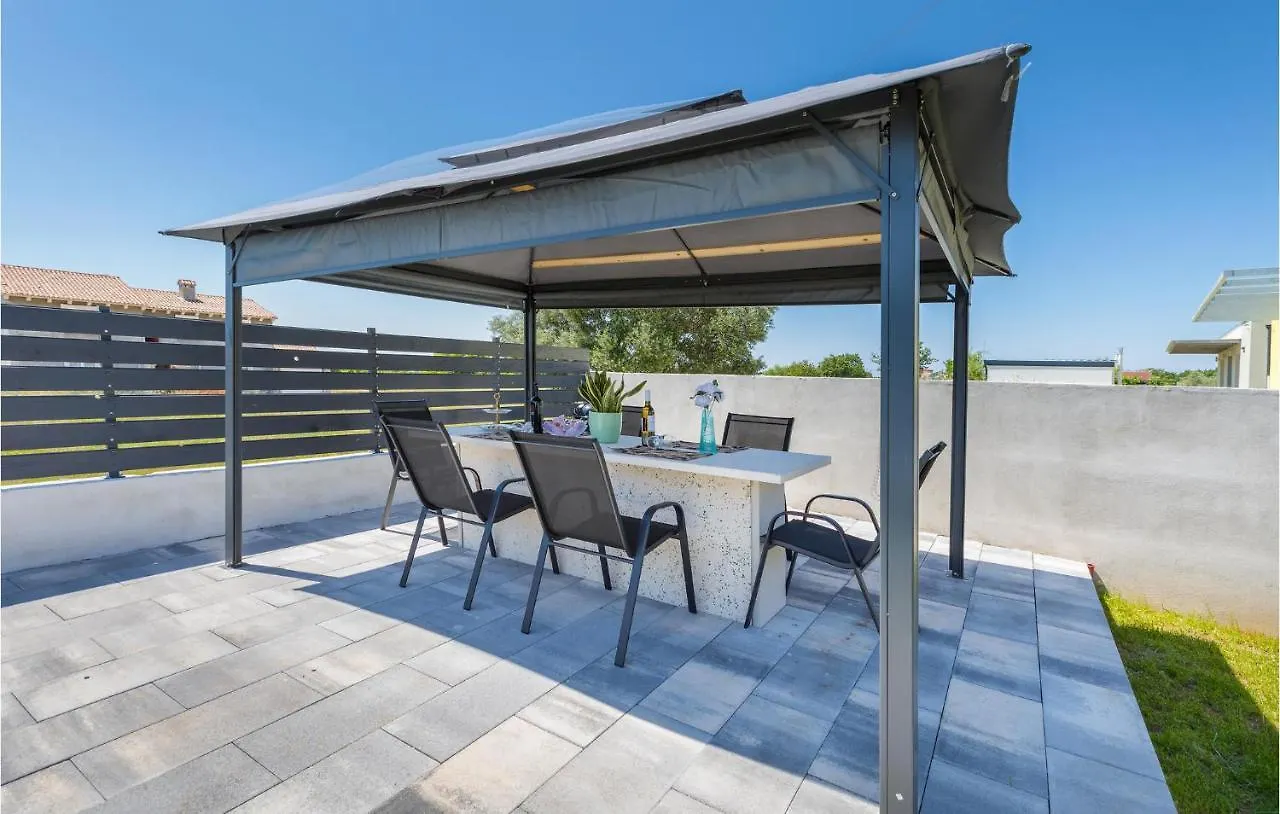 Nice Home In Majmajola With Outdoor Swimming Pool Butkovići 0*,  クロアチア